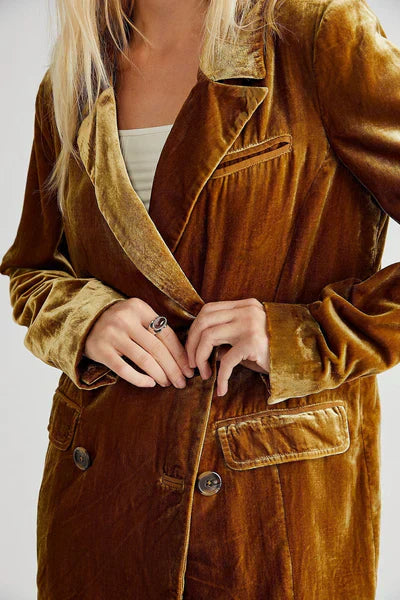 Stylish Long-Sleeve Velvet Blazer with Button Fastening